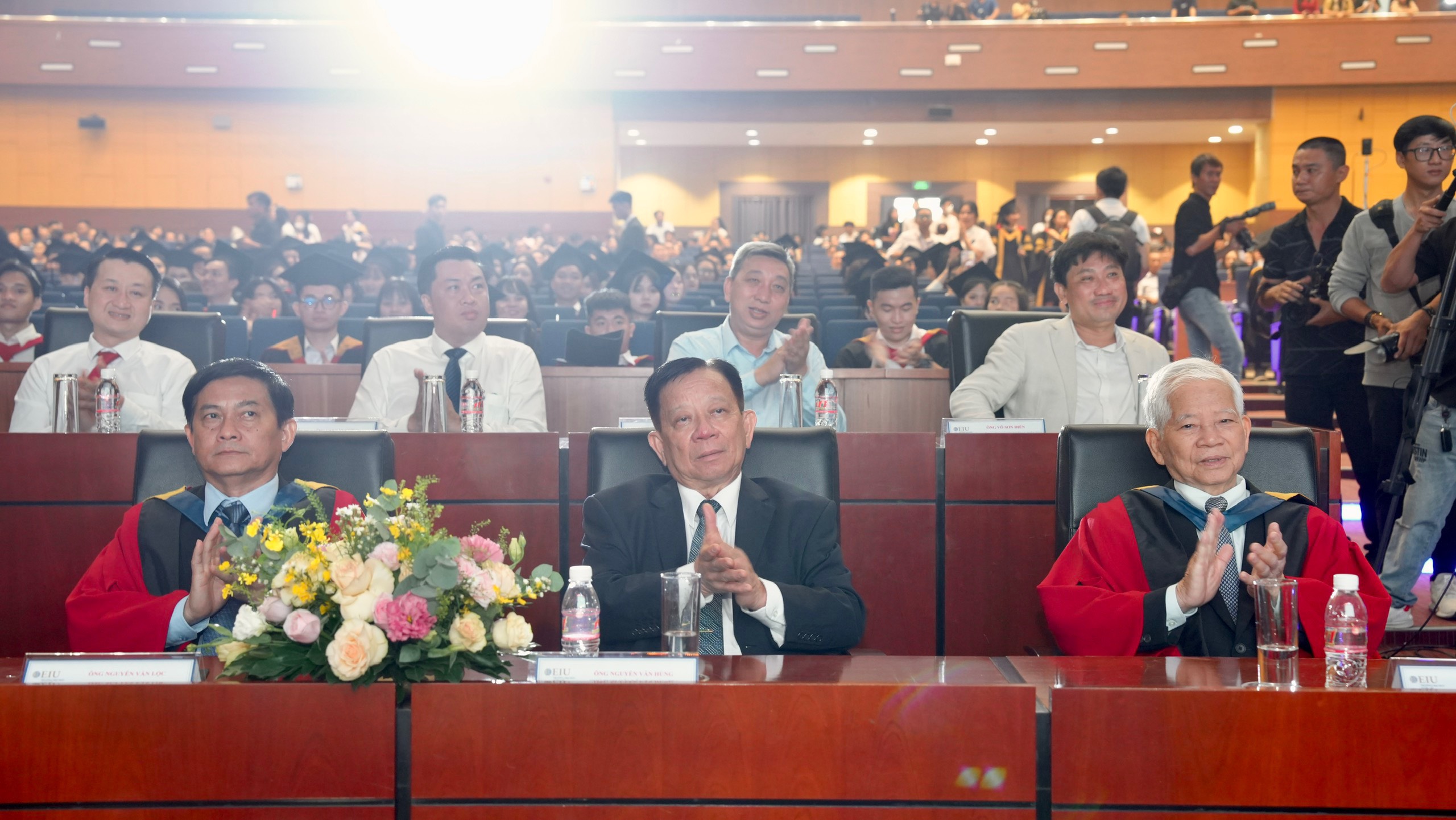 Nguyên Chủ tịch Nước Nguyễn Minh Triết, lãnh đạo Becamex và Trường Đại học Quốc tế Miền Đông tại lễ tốt nghiệp 2023.